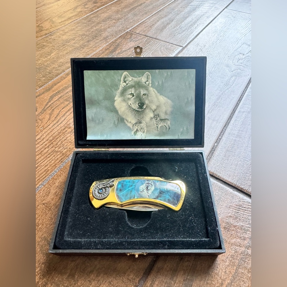 Vtg Wolf Collectible  Display knife